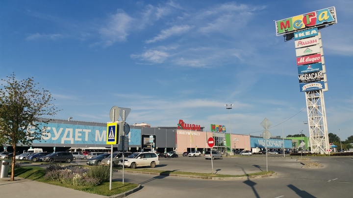 В Новосибирске рано утром эвакуировали людей из ТЦ Мега