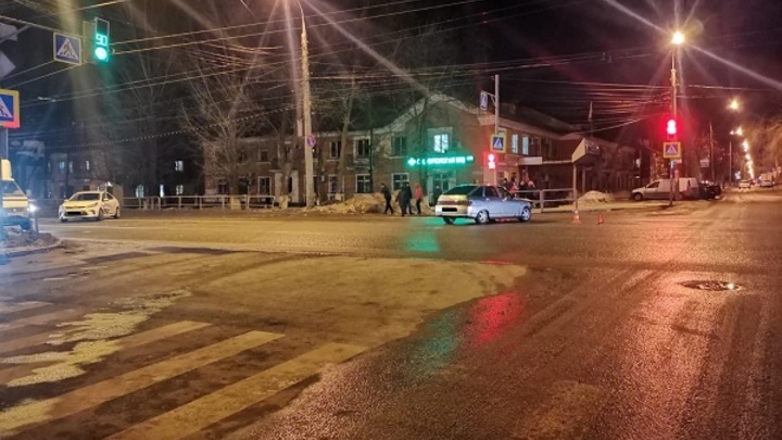 В Самаре на перекрёстке Киа столкнулась с ВАЗом и врезалась в столб