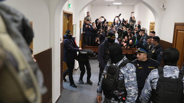 Три семьянина, один многодетный отец: Что известно о трудолюбивых безработных мигрантах