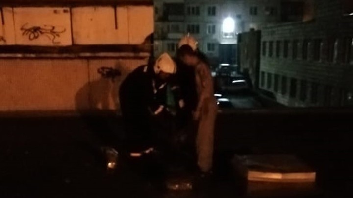 Новосибирец устроил ночной забег по крыше поликлиники