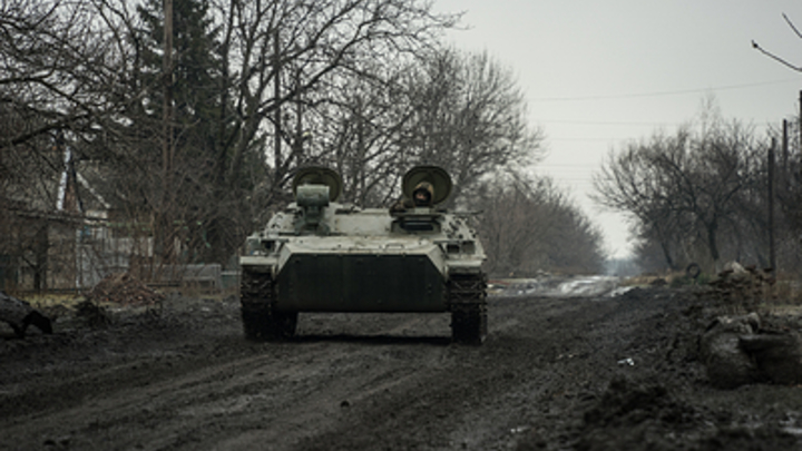 “РВ”: русские военные применили новую тактику уничтожения позиций ВСУ с помощью МТ-ЛБ