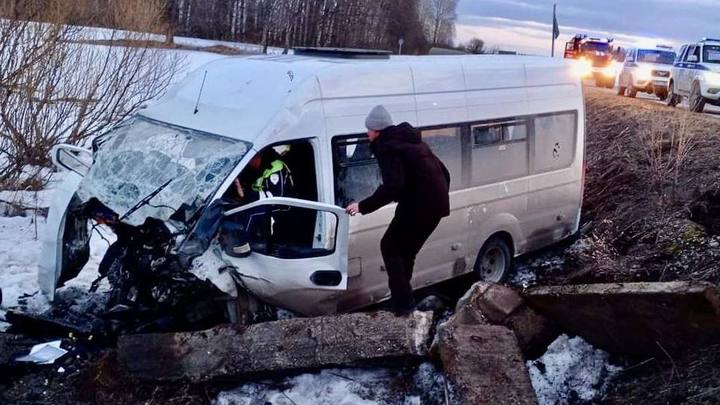 Виноваты пассажиры: в ДТП разбилась машина, развозившая рабочих после смены