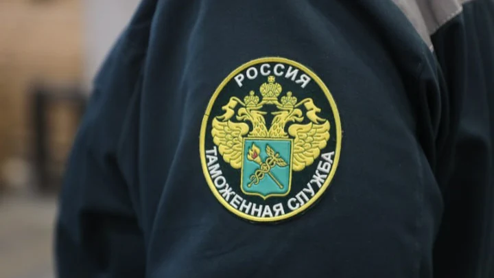 В Смоленской области водитель фуры пытался уйти от досмотра и сбил таможенника