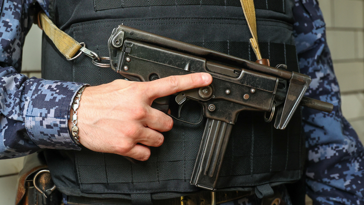 В екатеринбургский бизнес-центр ворвались вооружённые люди в масках