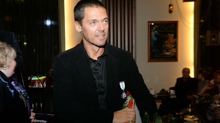 Актёра Гардемаринов Мамаева, вернувшегося с СВО, не пустили в эфир из-за кепки с флагом России