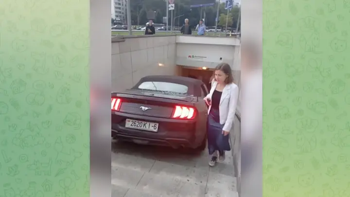 Ford Mustang вылетел в переход метро в Москве и попал на видео