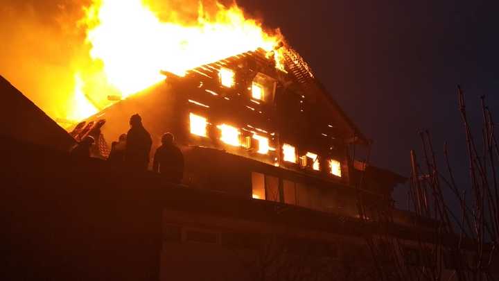 В Перми загорелась крыша административного здания