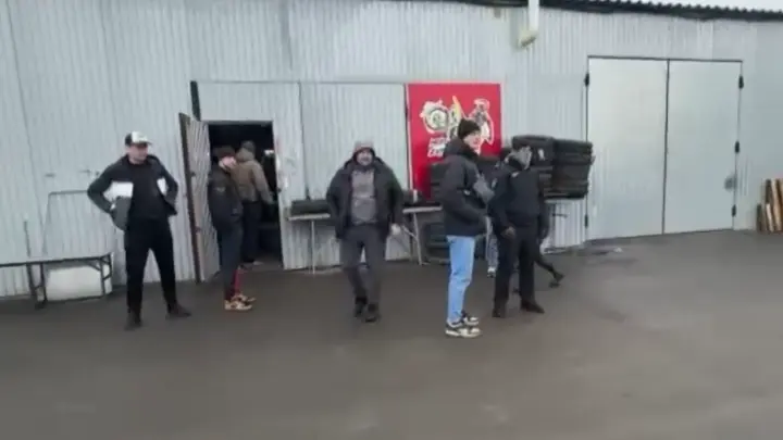Четверых мигрантов увезли в отделение после проверки гаражей и автосервисов в Челябинске