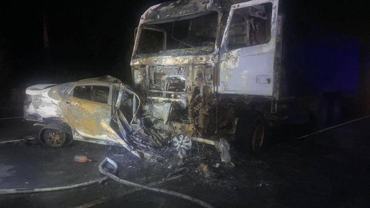 В Ростовской области после лобовой аварии загорелись грузовик и легковушка