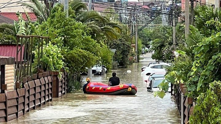В Сочи и Сириусе из-за разгула стихии введён режим ЧС, в ПВР эвакуированы 240 человек