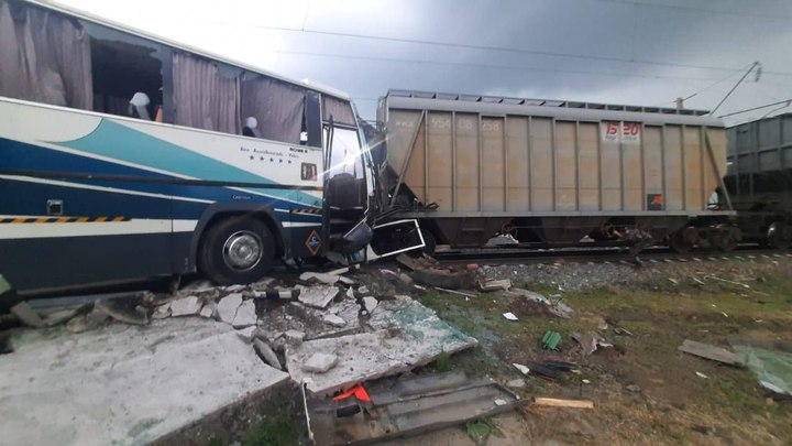 Один человек погиб после столкновения автобуса и грузового поезда в Алтайском крае