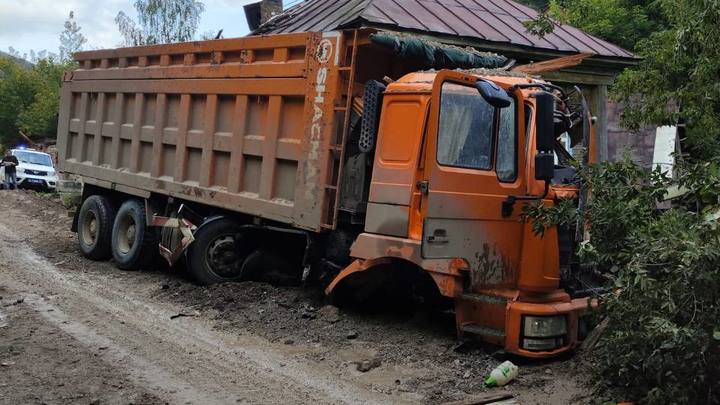 Грузовик протаранил жилой дом в Челябинской области