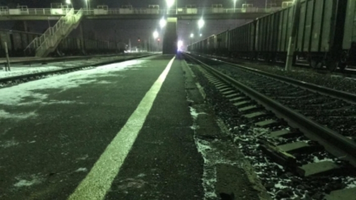 Попавший под поезд подросток скончался в больнице в Иркутской области