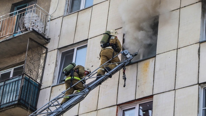 Пожарные спасли пожилую читинку с третьего этажа горящей квартиры
