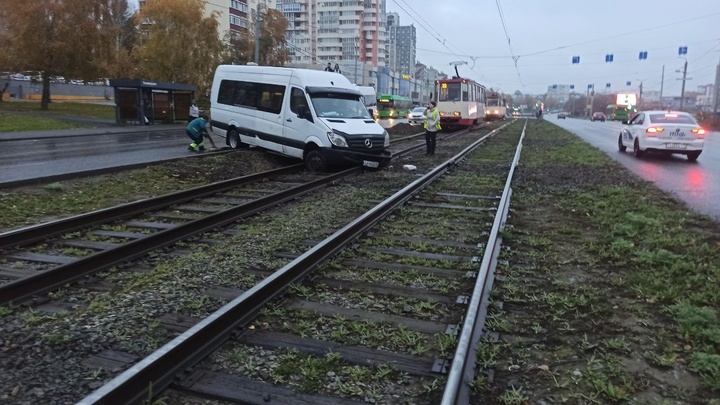 Немецкий Мерседес оказался бессилен против челябинского бордюра