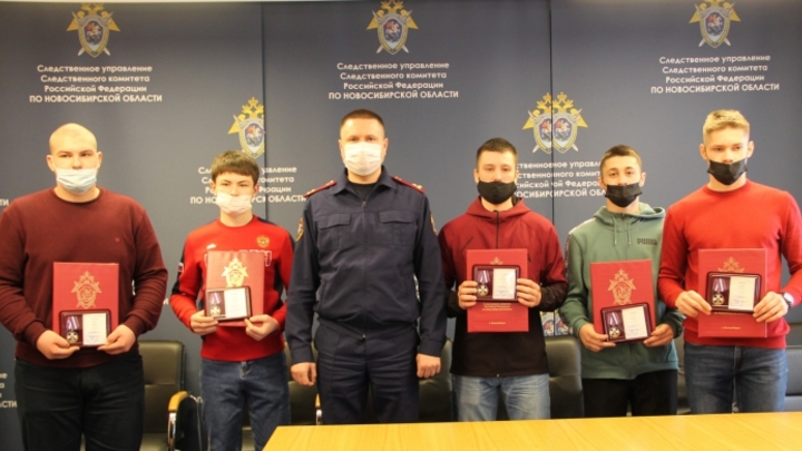 В Новосибирске подросткам вручили медали за спасение младенца в коробке