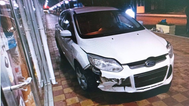 В Сочи водитель иномарки снёс клумбу и врезался в бетонный павильон