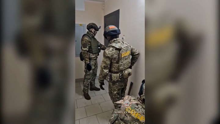 Работники центра тестирования мигрантов сдавали экзамены за приезжих