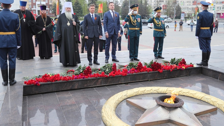 Цветы к Вечному Огню во Владимире руководство города и области возложили по отдельности