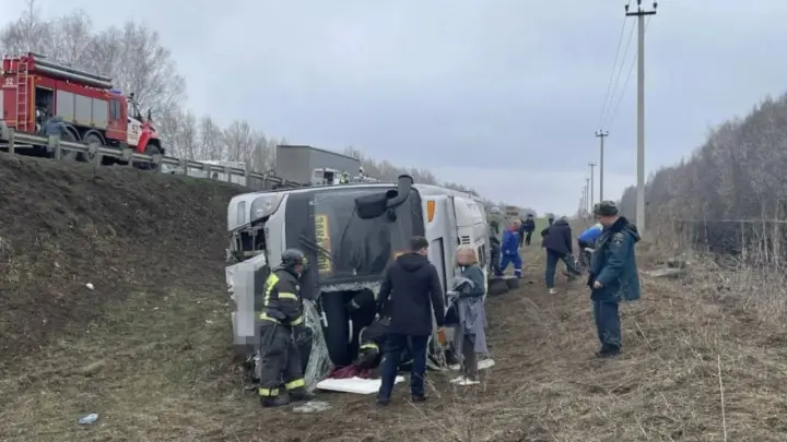 Четыре ребенка в больнице, водитель погиб: под Саратовом перевернулся автобус с детьми