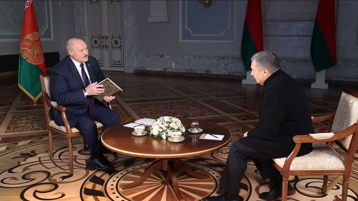 Президент Лукашенко назвал украинского коллегу Зеленского безголовым и высказался о войне с ним