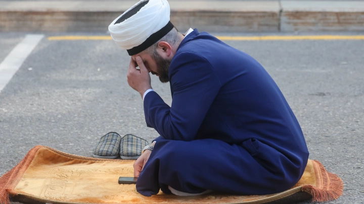 Молитва с просрочкой: публичный намаз мигранта вскрыл вал нарушений в челябинском магазине