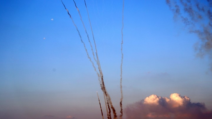 Восток в огне: Израильская артиллерия теперь бьёт и по Сирии