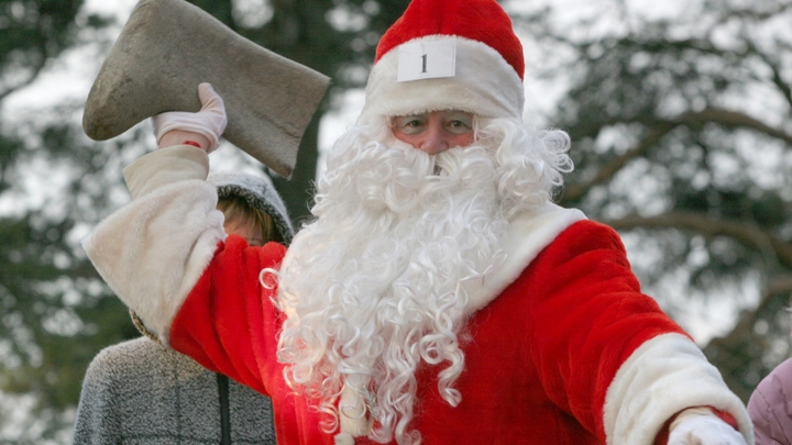 Не зря называли Артистом: В Москве Дед Мороз и Снегурочка грабили народ