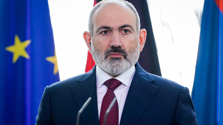 В центре Еревана толпы людей. Протестующие скандируют имя Пашиняна: Предатель