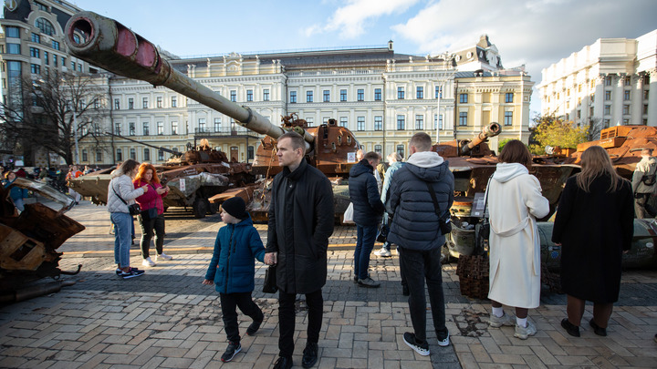 Финны пытаются образумить власти: Заваленный цветами танк Т-72 - лишь часть борьбы