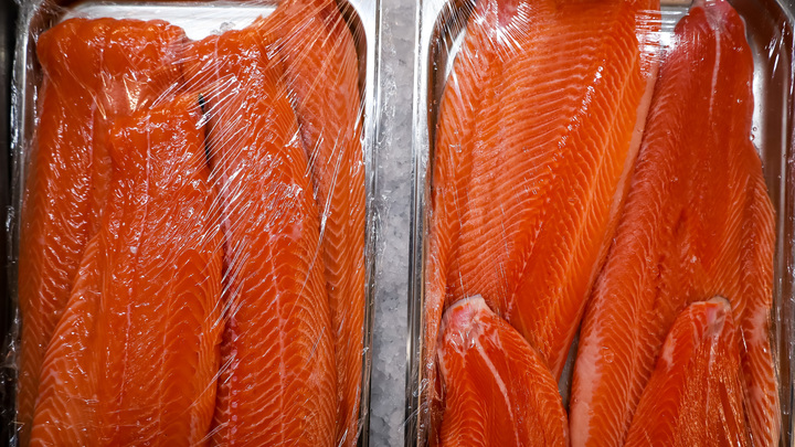 Красная рыба резко подорожала в Москве и Подмосковье