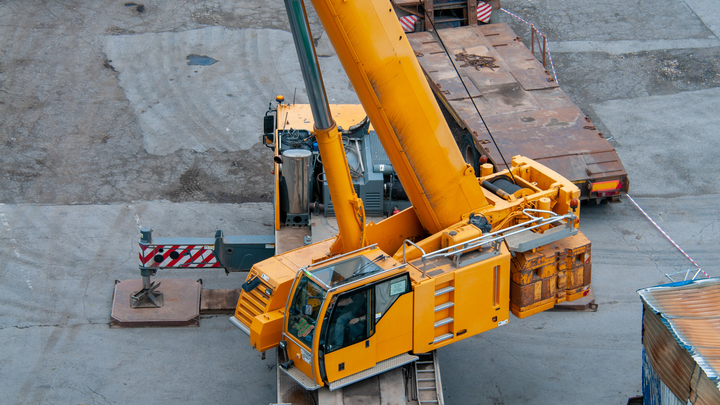 В Заволжье строительный кран раздавил рабочего