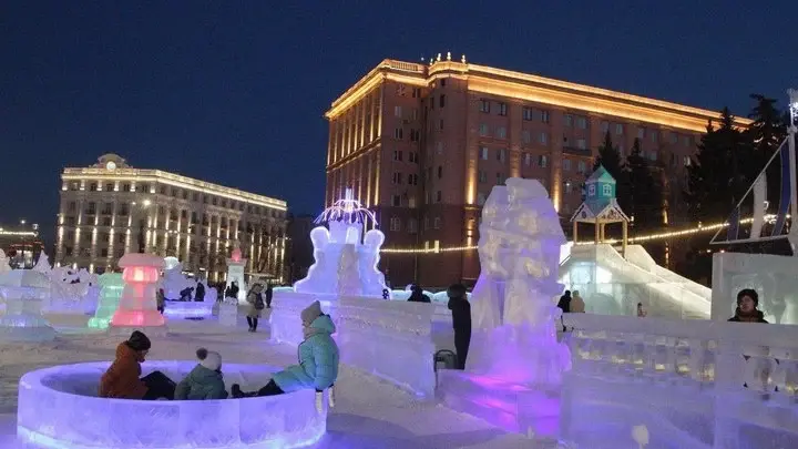 В Челябинске стартовало строительство главного ледового городка