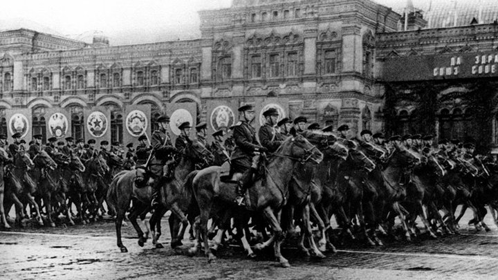 Вандалы обезглавили коня Рокоссовского на московском горельефе Парад Победы