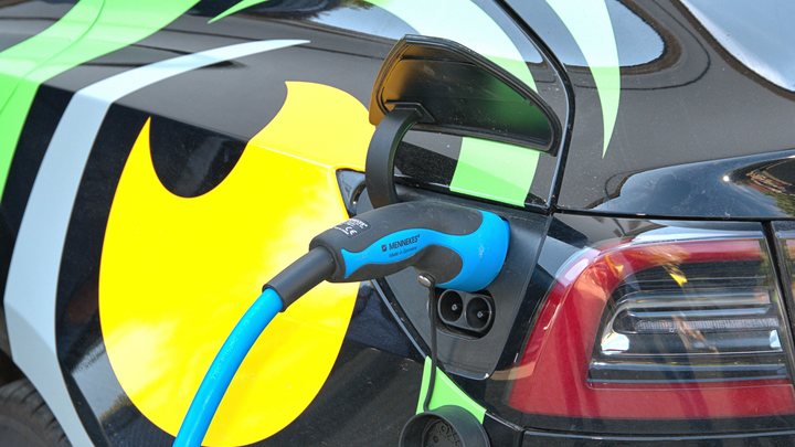 Новосибирцы смогут зарядить свои электрокары около торговых центров