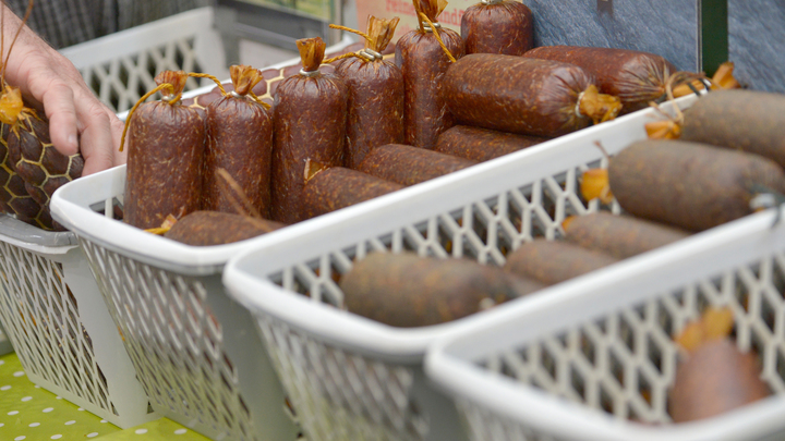 Копчёная или варёная? Эксперт рассказала о самых опасных колбасах