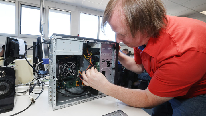 За чистку от пыли - десятки тысяч: Эксперт раскрыл схему обмана на ремонте компьютеров