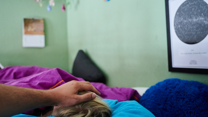 Подозрительный друг у ребёнка исчезнет: Психолог озвучила родителям нестандартный способ