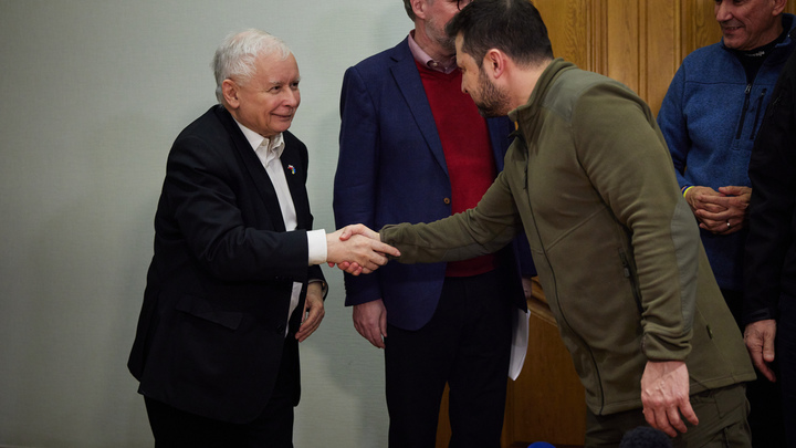 В Польше Ярослав Качиньский, обещавший США поражение на Украине страшнее Вьетмана, ушёл в отставку