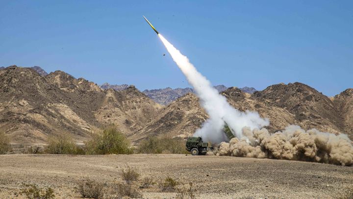 США начали обучать ВСУ пользоваться РСЗО HIMARS, которые могут достать до России