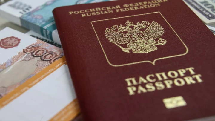 Русских не пускают в Европу: ЕС не устраивают загранпаспорта старого образца