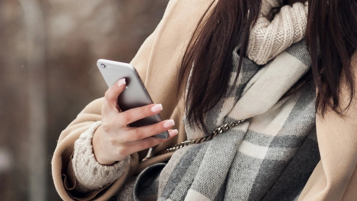 Москвичку могли втянуть в разбойное нападение после утечки данных службы доставки