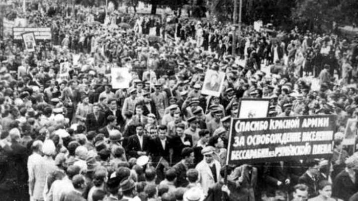 Молдаванин публично сжег румынский паспорт и попросил Путина спасти страну