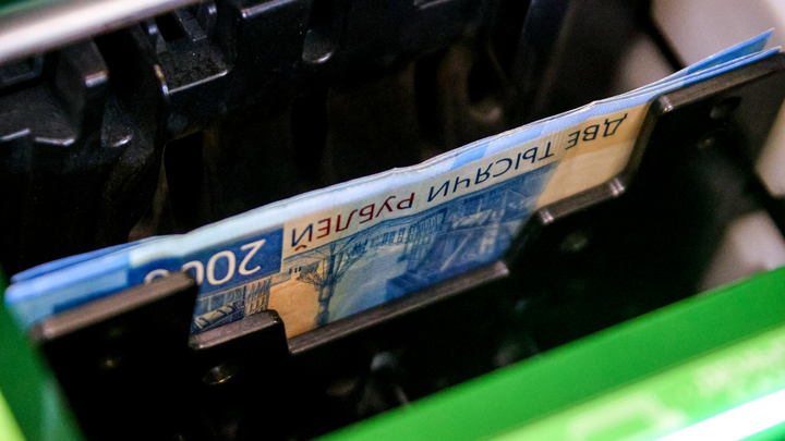 В Сочи полицейский украл с карты задержанного 131 тыс. рублей