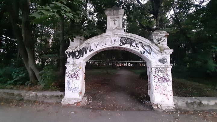Нижегородцы нашли кладбищенскую атрибутику в благоустроенном сквере