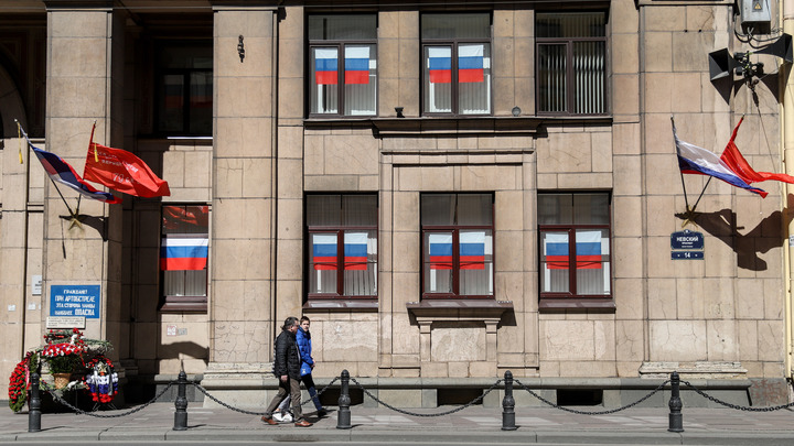 Забыли цвета: Перевёрнутый флаг России на фасаде школы возмутил новосибирцев