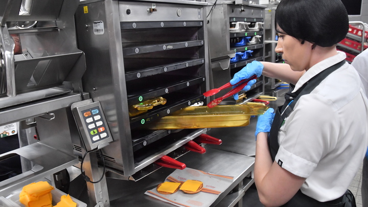 Ресторатора оштрафовали на 125 тысяч рублей за мигрантку на кухне