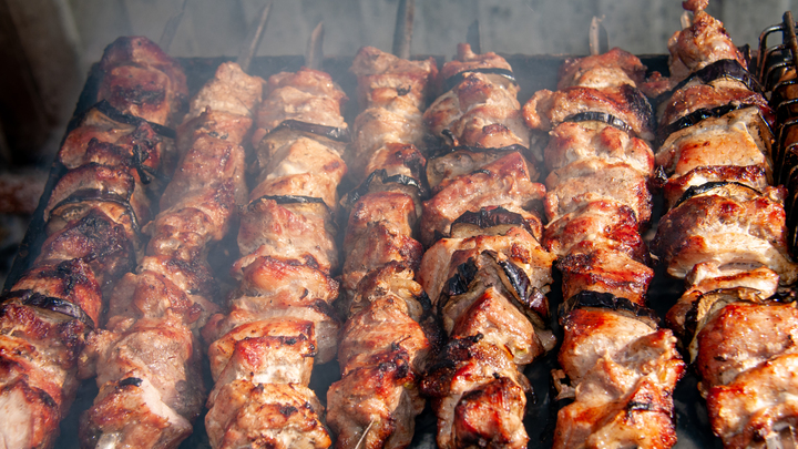 Съесть шашлык и не навредить: Диетолог рассказала, как не подорвать здоровье на майских праздниках