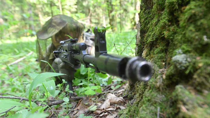 Медведев лично осмотрел прицелы, которые отправляют к бойцам СВО