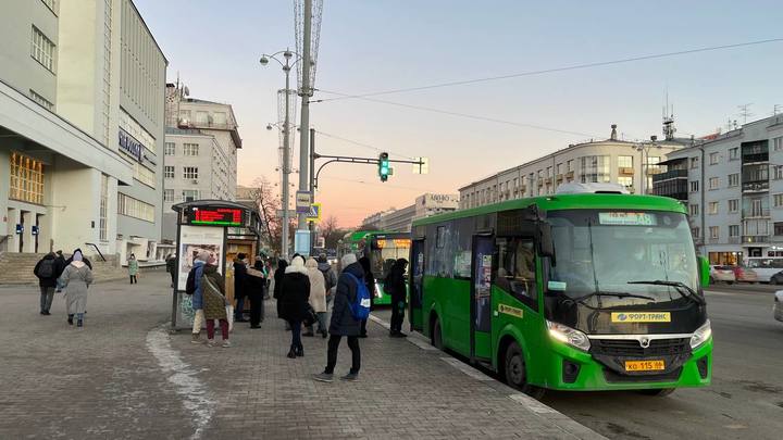 Кондуктор и пассажирка пострадали в ДТП с двумя автобусами из-за гололеда в Екатеринбурге